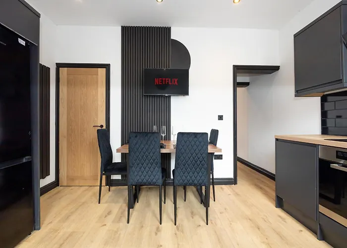 Midnight Manor-High Speed Wi-Fi-Cinema Room-Sleeps6