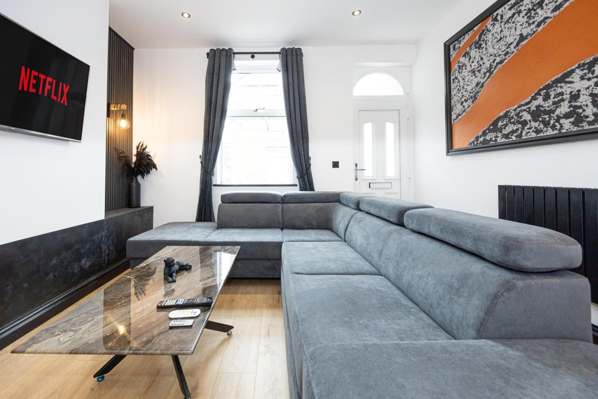 Midnight Manor-high Speed Wi-fi-cinema Room-sleeps6