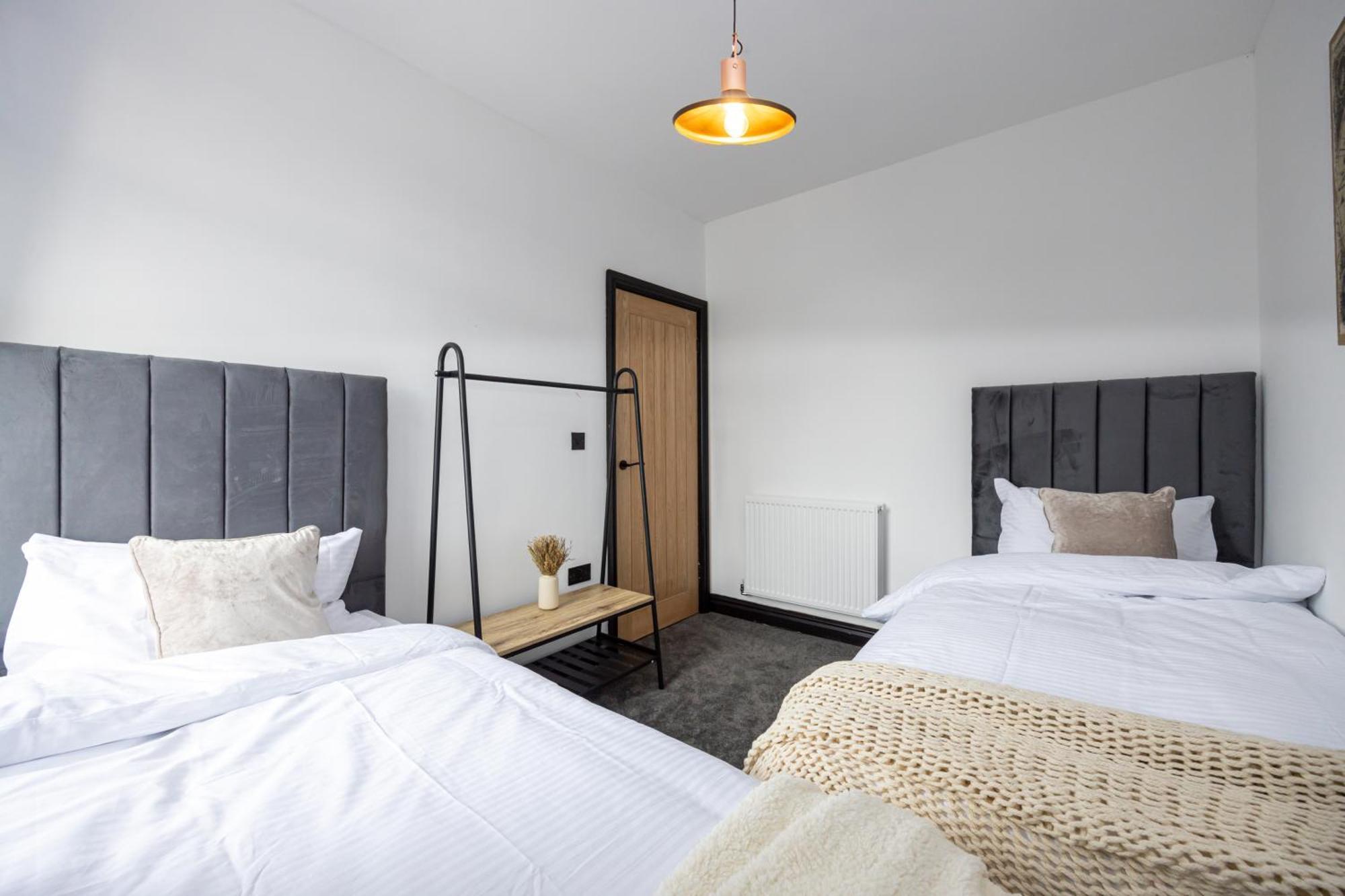 Midnight Manor-high Speed Wi-fi-cinema Room-sleeps6 Holiday home
