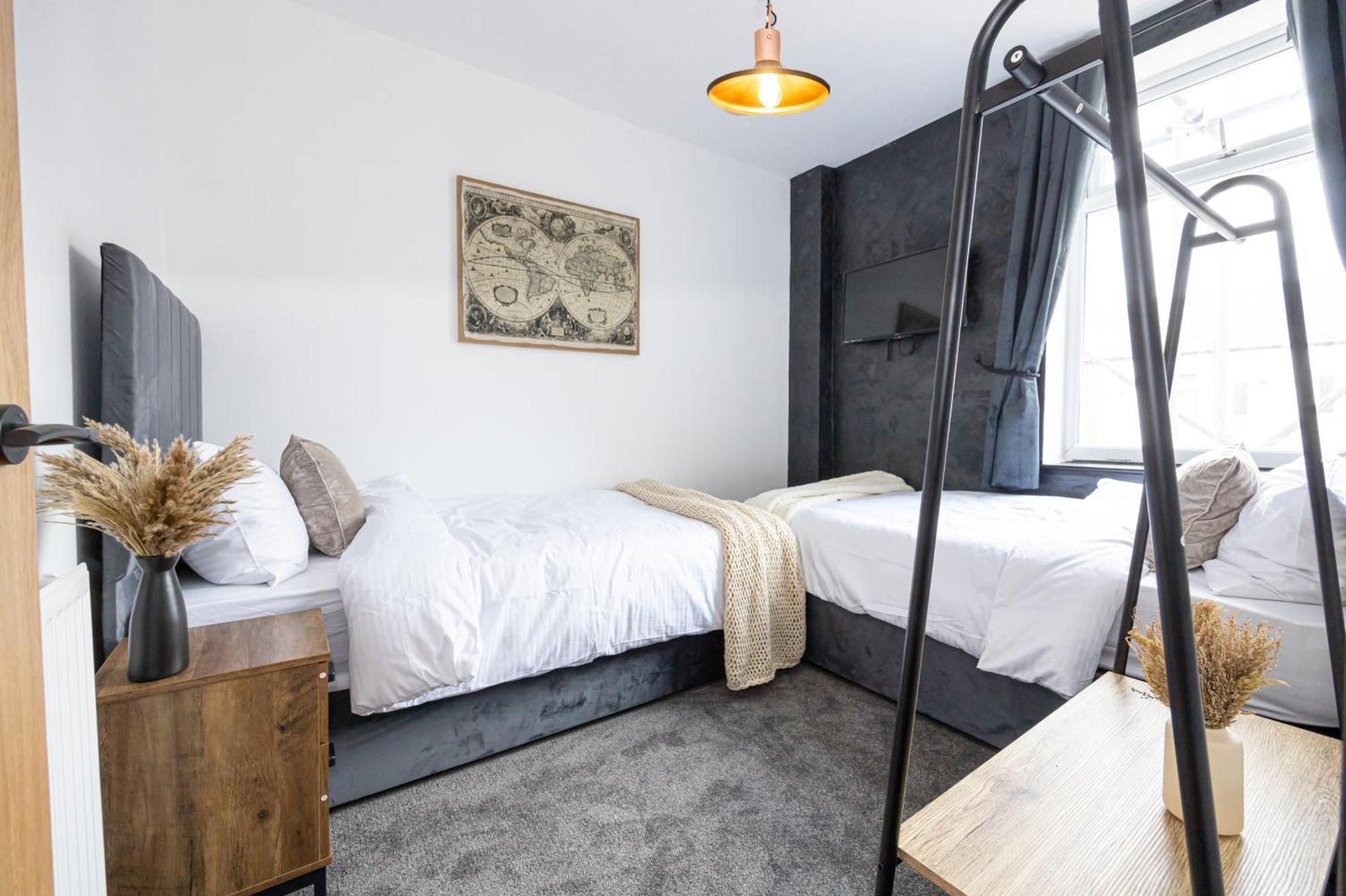 Midnight Manor-high Speed Wi-fi-cinema Room-sleeps6 Holiday home Leigh (Greater Manchester)